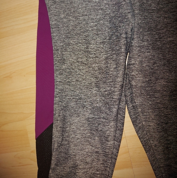 PINK Victoria's Secret Leggings With Mesh - Picture 4 of 7